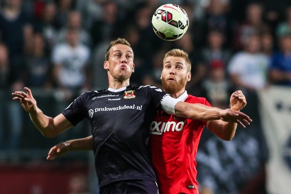 在首场背靠 在首场背靠